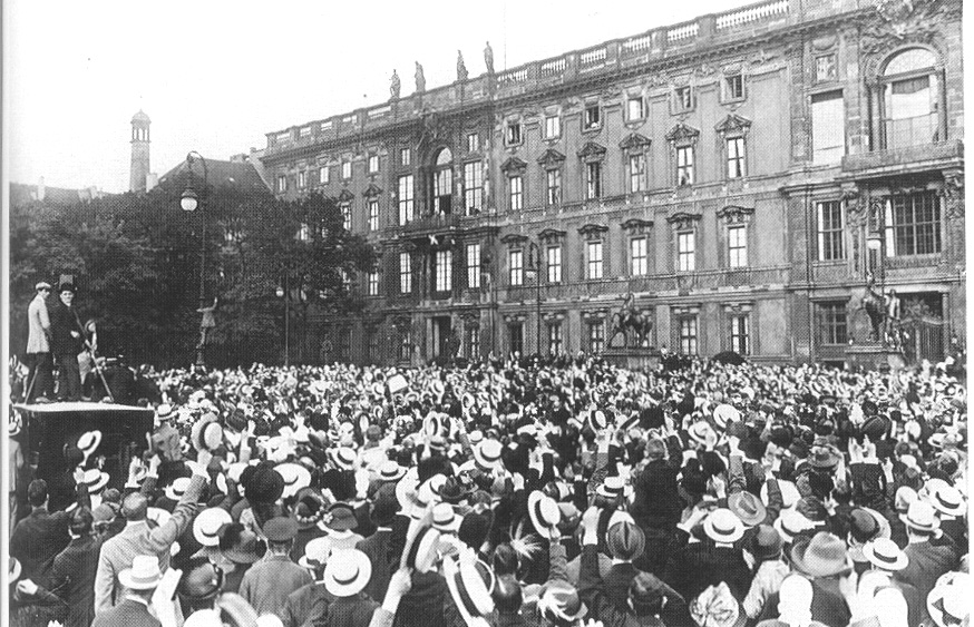 Image of German Emperor speaking to crowd in 1914 (not a link)